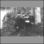 Командир 1072 стрелкового полка 313-й стрелковой дивизии подполковник В.Ф. Бабенко во время занятий с командирами батальонов. Слева направо: 1. Минаев, командир 2-го батальона; 2. В.Ф. Бабенко, командир полка; 3. Пухов, командир 3-го батальона; 4. Харитонов, командир 1-го батальона. Карельский фронт. 1943 г. Автор съемки не установлен. 