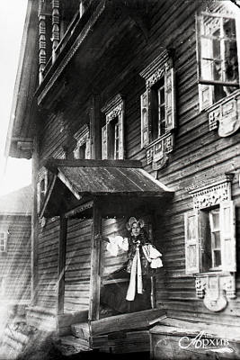Крестьянская девушка на крыльце дома. Олонецкая губерния, [1910-е гг.]