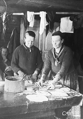 Стряпание калиток. д. Вендеры Петровского района, 1938 г. Автор съёмки В. Котов