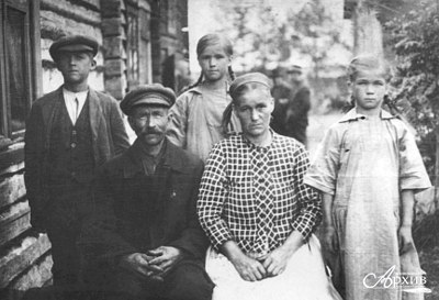 Сказительница М.С. Леттиева со своей семьей. д. Войница